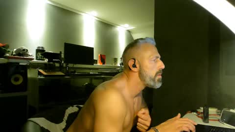 Snapshot of ruffi77 chatting on February 11, 3:29 am Chico que rico Caliente online show from February 11, 3:29 am