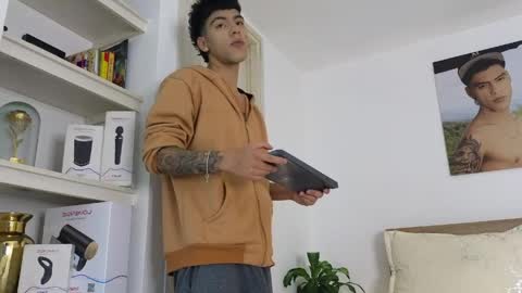  R U S S E L L  online show from March 30, 11:49 pm