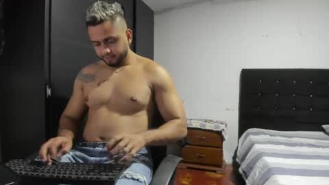 ryan_xc1 online show from June 9, 1:49 am