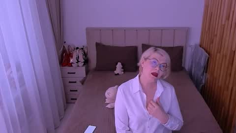 Sabrina MacMarren online show from June 9, 1:44 pm