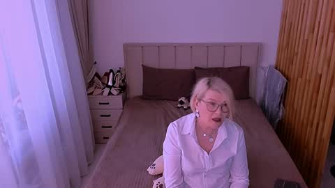 Sabrina MacMarren online show from June 5, 5:40 pm
