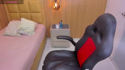   online show from March 6, 8:08 pm