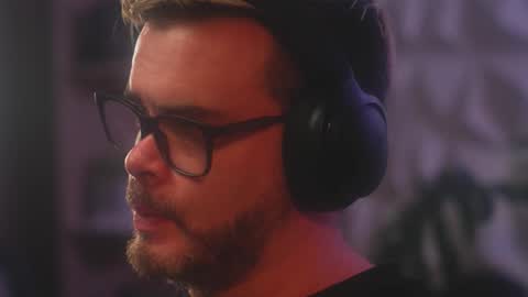 Sanders online show from February 9, 4:49 am