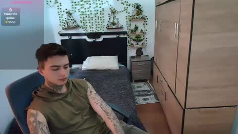 santi_ss online show from April 25, 4:15 pm