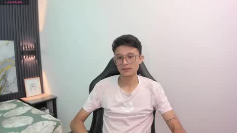 santiago_russo18 online show from February 16, 8:40 pm