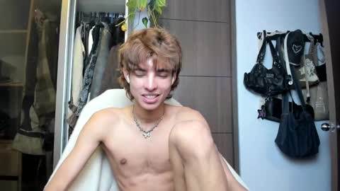 Snapshot of santy_kitty chatting on February 4, 4:37 am kitty online show from February 4, 4:37 am