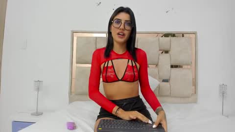 Snapshot of saraa_nix chatting on February 15, 10:00 am sara online show from February 15, 10:00 am