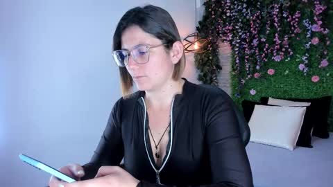 Sarah Deyvis online show from December 1, 2:26 pm