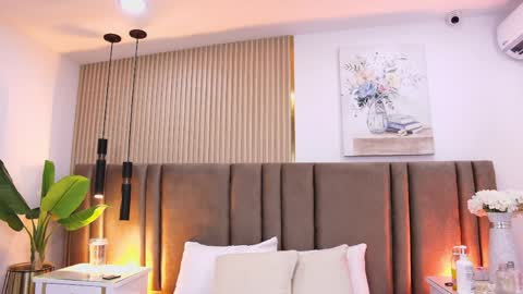 Sara Lugo  online show from April 1, 7:44 pm