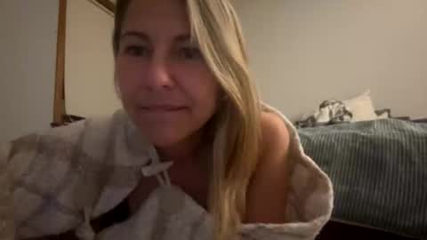 Snapshot of sassyella chatting on October 19, 4:17 am Sassyella online show from October 19, 4:17 am