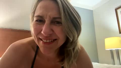 Snapshot of sassyella chatting on December 6, 3:46 am Sassyella online show from December 6, 3:46 am