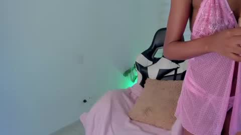 Savannahwildee online show from August 3, 12:00 pm