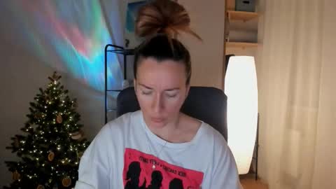 save the qween online show from December 22, 12:34 pm