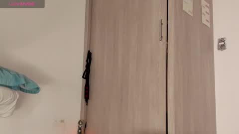 Scarlett Thumb up please help me 100 its important online show from February 12, 2:35 am