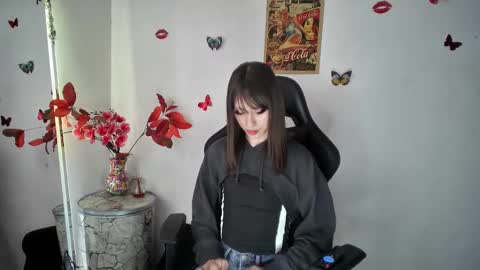 Scarlett Twigs online show from February 8, 9:15 pm