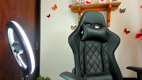 Scarlett Twigs online show from March 6, 6:05 pm