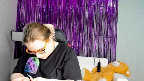 Snapshot of seductive_she_wolf chatting on March 10, 7:00 am seductive_she_wolf online show from March 10, 7:00 am