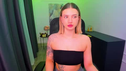 selenaemoore online show from March 14, 7:40 pm