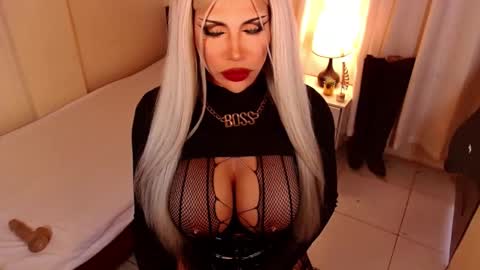 Snapshot of sensational_diva chatting on October 24, 1:39 am unstappable queen kate online show from October 24, 1:39 am