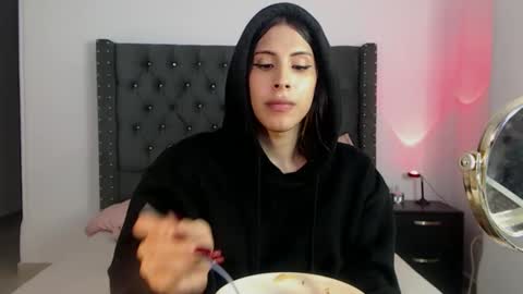 sararoussee online show from February 10, 5:10 am