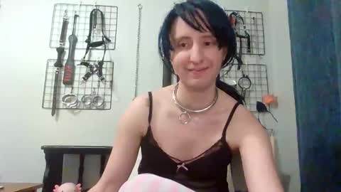 Servile Sarah online show from April 8, 12:13 am