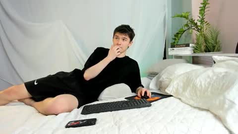 Max online show from March 4, 8:06 pm