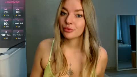 Snapshot of siberian_girl_ chatting on October 18, 1:21 am Eva online show from October 18, 1:21 am