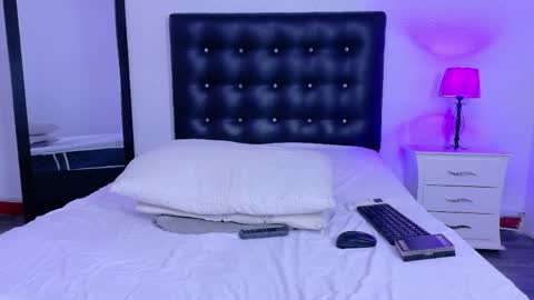 skinny_hottie18 online show from April 16, 8:20 pm