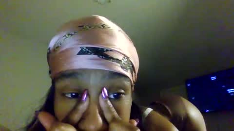 Snapshot of slimmmgooodiexoxo chatting on December 19, 10:42 pm slimmmgooodiexoxo online show from December 19, 10:42 pm