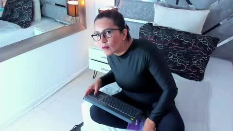 slut_milf_ online show from May 9, 4:02 pm
