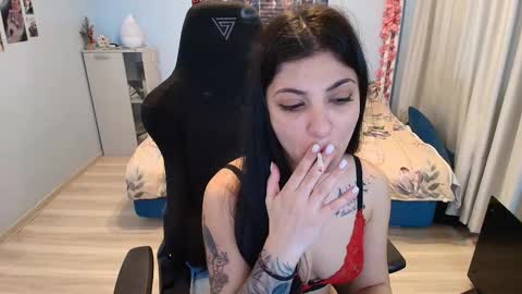 small_horny_girl online show from January 13, 8:11 am