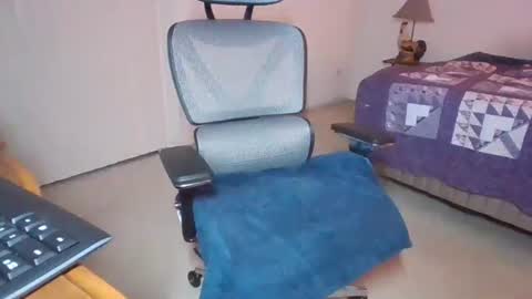 Snapshot of smallguyx chatting on September 18, 6:17 am smallguyx online show from September 18, 6:17 am