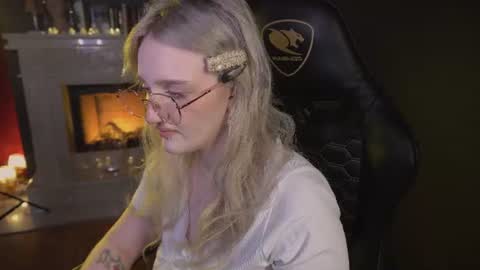 Ellie online show from August 2, 6:04 am