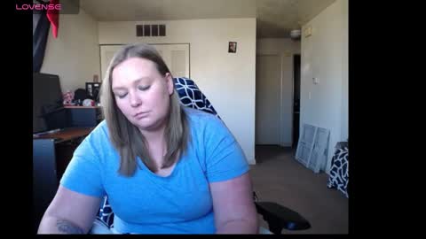 Snapshot of softerpeaches chatting on December 6, 8:12 pm Rose online show from December 6, 8:12 pm