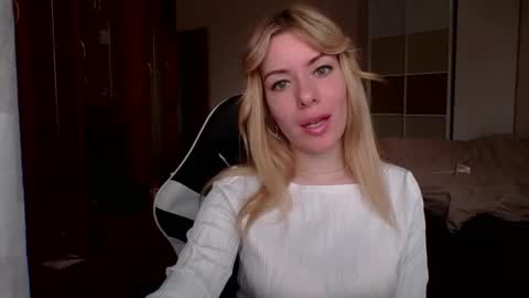 softy_aura online show from April 22, 12:34 pm