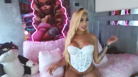 instagram    evalunavelez1. online show from January 15, 7:55 pm