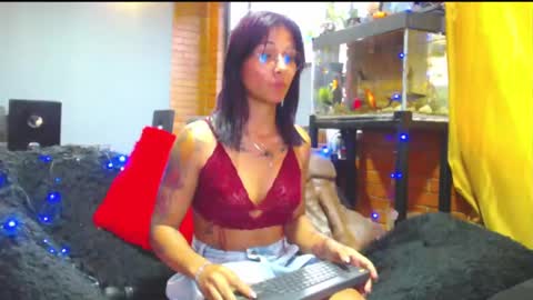 Snapshot of sophi_bonny chatting on February 17, 9:00 pm Sophi Bonny online show from February 17, 9:00 pm