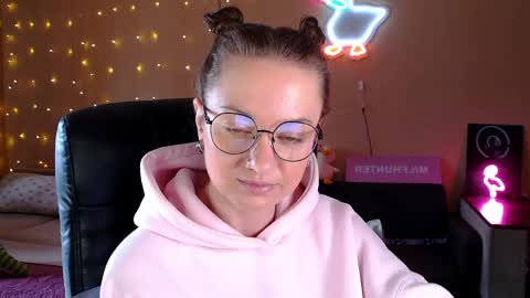 sophieleroux online show from May 6, 1:39 pm