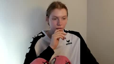 S T E L L A online show from November 3, 9:43 am