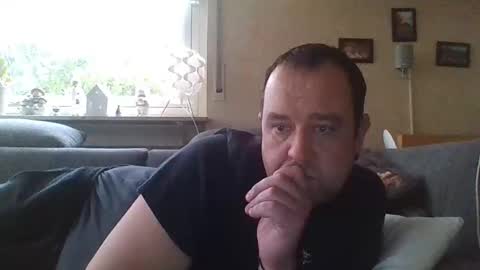 stoned1983 online show from December 4, 8:25 am