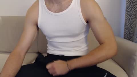 Snapshot of studfromparis chatting on October 23, 10:39 am Stud From Paris online show from October 23, 10:39 am