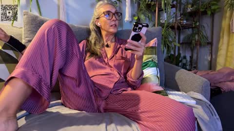 Hi Im Sunnie - Next show Friday August 1 online show from September 24, 3:35 am