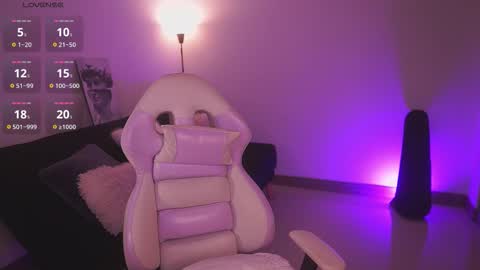  Sus Moore  online show from February 25, 9:18 pm