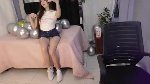 Snapshot of sweet_c4ndy chatting on September 18, 4:22 pm Candy online show from September 18, 4:22 pm