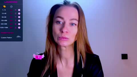 Mia online show from December 16, 10:32 am