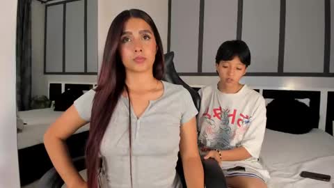 Snapshot of sweetcoupple chatting on October 15, 8:09 pm Eva Short hair girl - Victoria Long red hair online show from October 15, 8:09 pm