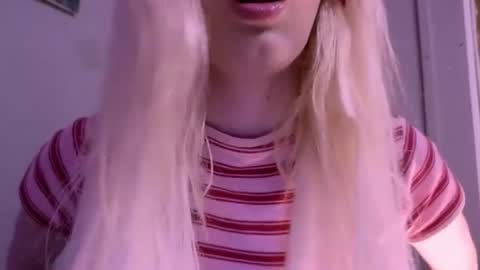 sweetcrystalll online show from August 7, 9:35 pm