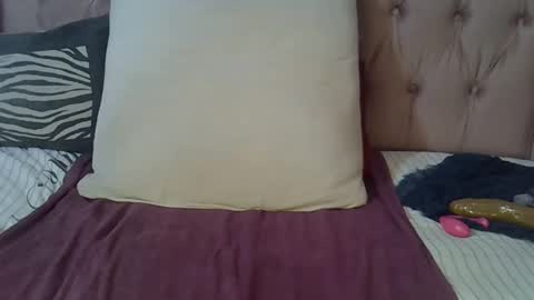 sweetmellowx1 online show from March 2, 1:27 pm