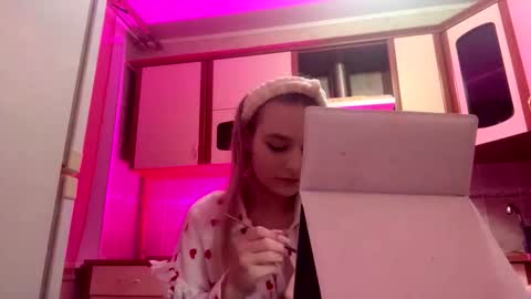 Mia online show from February 25, 7:06 pm