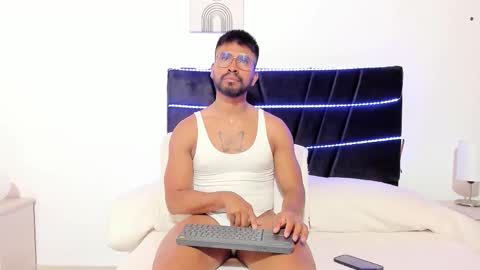 taylormaccurdy_ online show from November 18, 4:10 pm